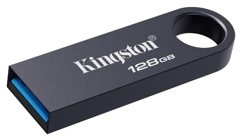 Kompaktní kovový USB flashdisk Kingston DataTraveler SE9 G3 zobrazený na bílém pozadí, detailně zachycující minimalistické tělo, integrované očko pro klíčenku a USB-A konektor