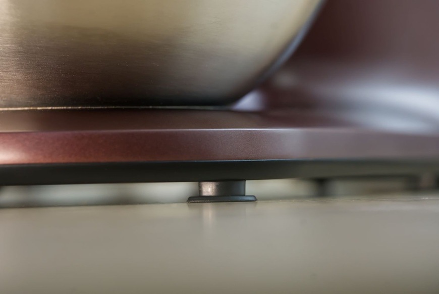 Detailní záběr na gumové nožičky na spodní straně kuchyňského robotu Sencor STM 7632WP.