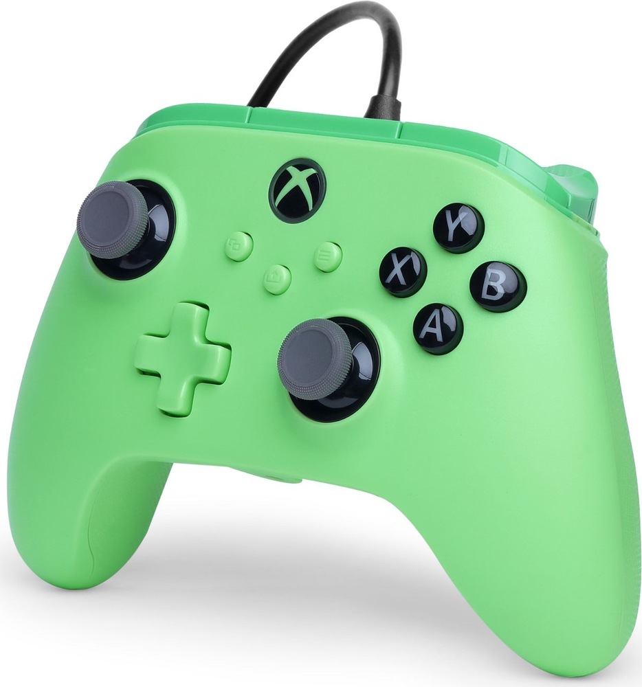 Gamepad PowerA Advantage Plus - Xbox zelený Na obrázku je zelený herní ovladač PowerA Advantage Plus zachycený z předního šikmého úhlu. Dobře jsou vidět dva analogové joysticky, směrový kříž vlevo, tlačítka A, B, X a Y vpravo a tlačítko s logem Xbox uprostřed. Z horní části ovladače vede připojovací kabel. Ergonomicky tvarované rukojeti a mírně zdrsněný povrch zajišťují pohodlné a jisté držení během hraní.