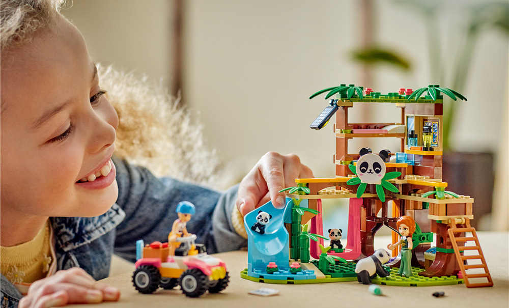 Stavebnice LEGO® Friends 42648 Péče o zvířátka v pandí záchranné stanici Čtyřkolka slouží k převážení jídla a zásob a společně s pandami a domkem rozšiřuje možnosti kreativního hraní