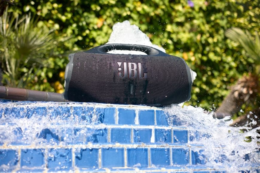 Přenosný reproduktor JBL Boombox 4 černý Přenosný reproduktor JBL Boombox 4 ve vodě