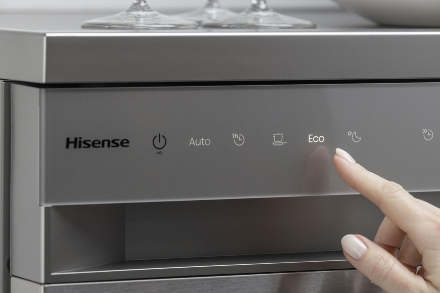 Myčka nádobí Hisense HS673A90BX černá Žena aktivovala režim Eco jedním dotykem.