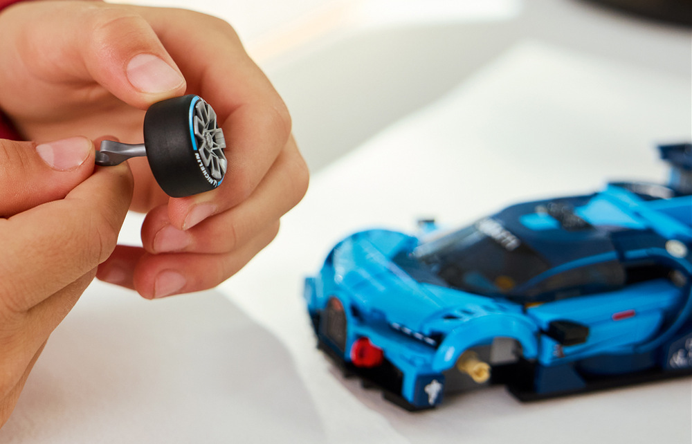 Minifigurka řidiče v oblečení Bugatti doplňuje kokpit a hasák poslouží také při práci se stavebnicí.