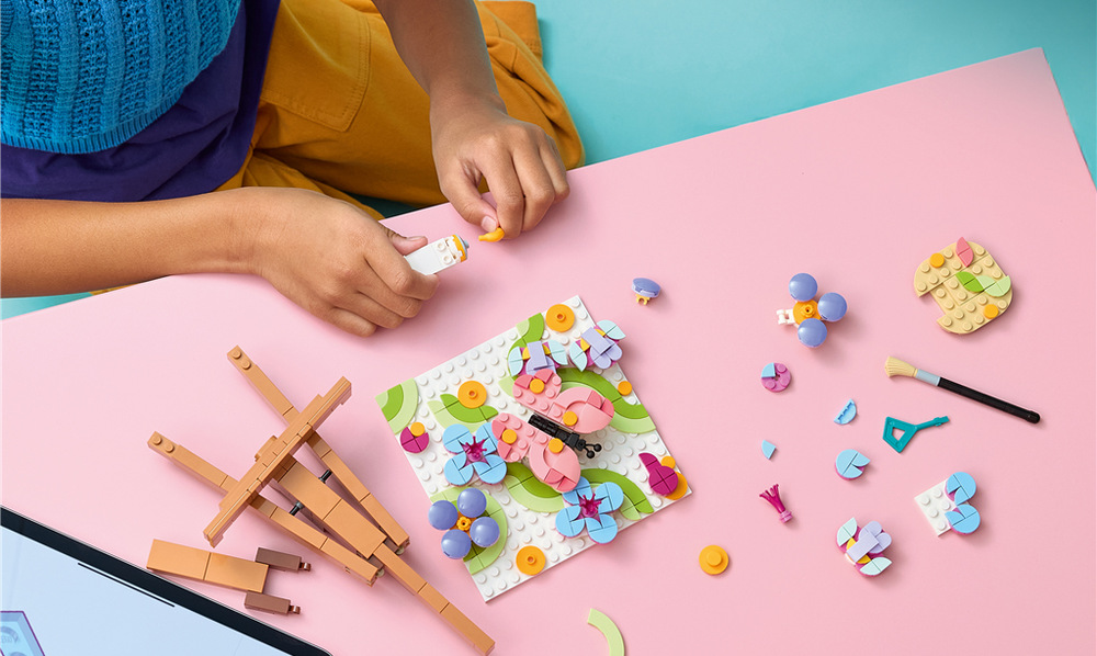 Stavebnice LEGO® Creator 3 v 1 31390 Květinová malba Štětec, paleta, barvy a další doplňky promění stavění v zábavnou hru na malé výtvarníky.