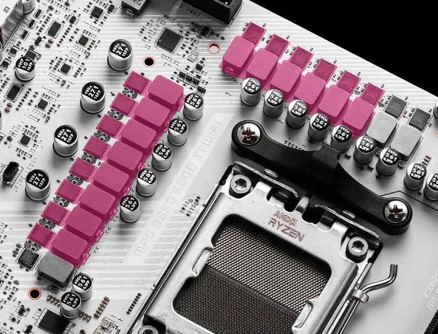 Základní deska MSI MPG B850 EDGE TI WIFI Detail počítačové základní desky s paticí pro procesor obklopenou řadami kondenzátorů a růžovými chladiči.