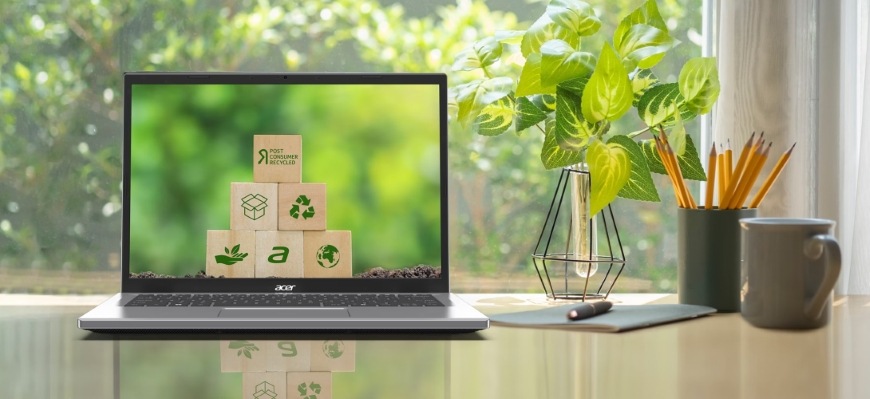 Pracovní stůl s notebookem Acer Aspire Go 15 s logy udržitelnosti na obrazovce