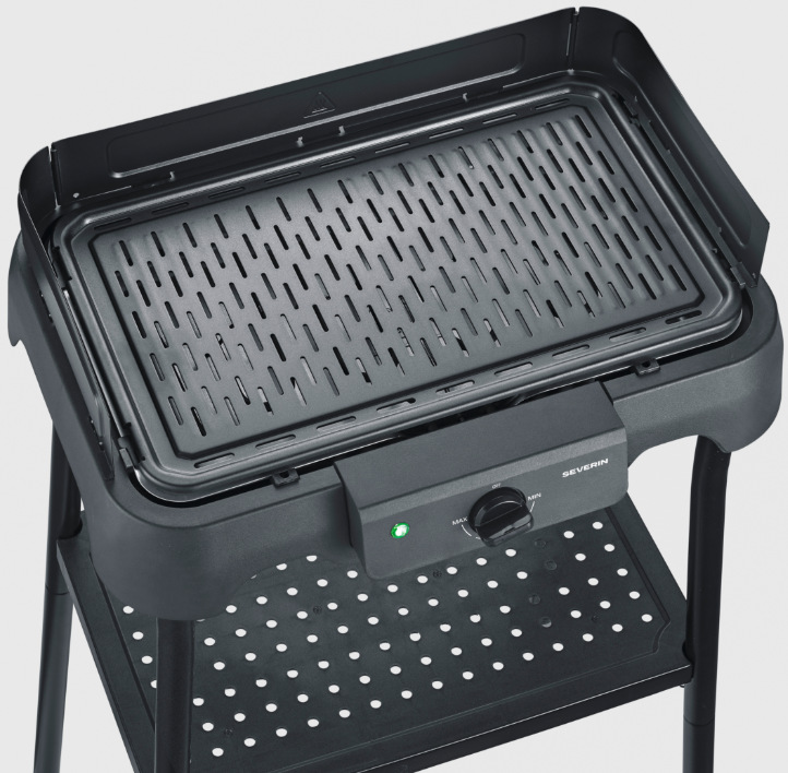 Pohled na grilovací plochu elektrického grilu Severin PG 8596 s ovládacím panelem
