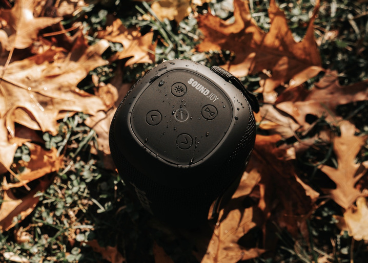 Detail ovládacích tlačítek reproduktoru Concept SoundJoy BR5020 s kapkami vody