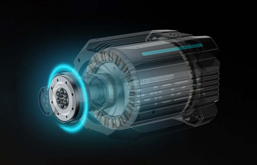 Základna Moza Racing R25 Ultra Direct Drive hliník Futuristický motor se složitými komponenty vyzařující modrou záři na tmavém pozadí. Design evokuje inovaci a přesnost.