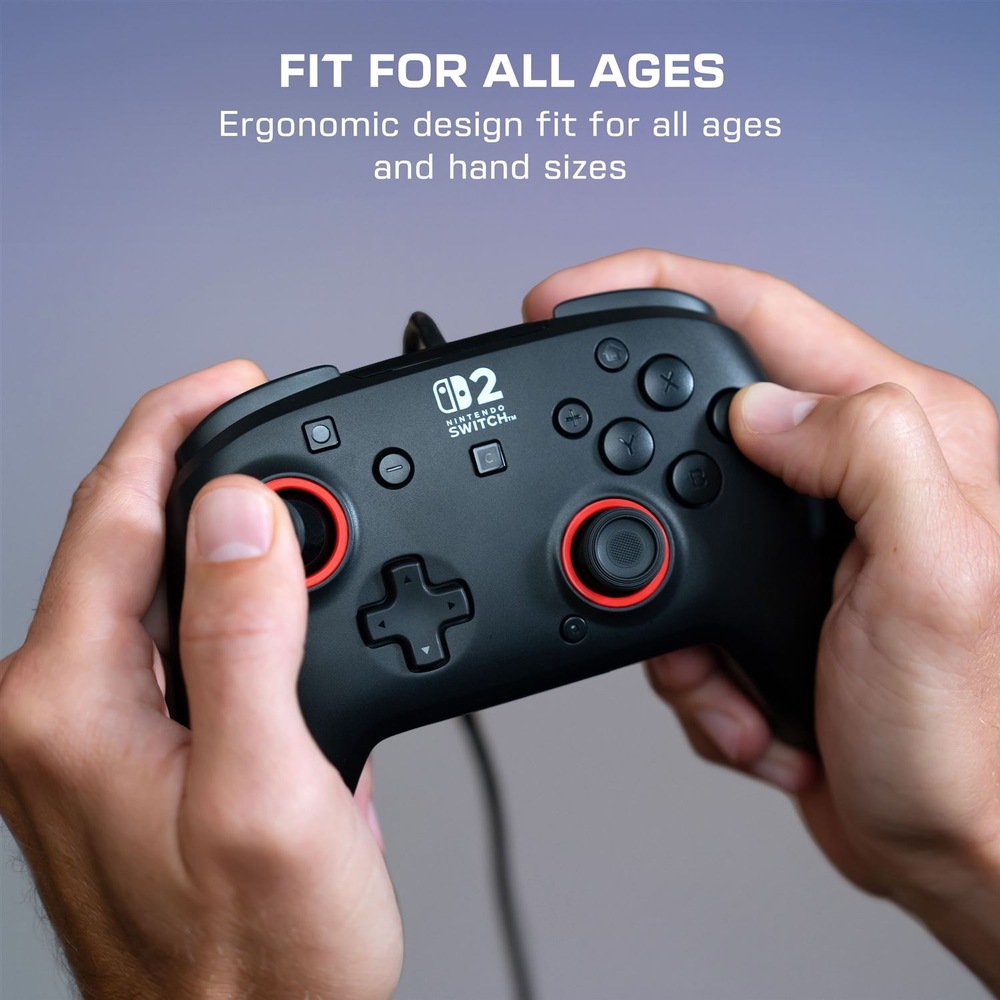 Na obrázku je černý drátový gamepad Turtle Beach Rematch Wired držený v rukou. Vidět jsou dvě analogové páčky s červenými kroužky, směrový kříž, hlavní tlačítka a logo Nintendo Switch 2. Horní text upozorňuje na ergonomický tvar vhodný pro různé velikosti rukou a hráče všech věkových kategorií.