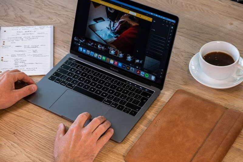 Pouzdro FIXED Oxford na Apple MacBook Pro 16" (2019 a novější) hnědé