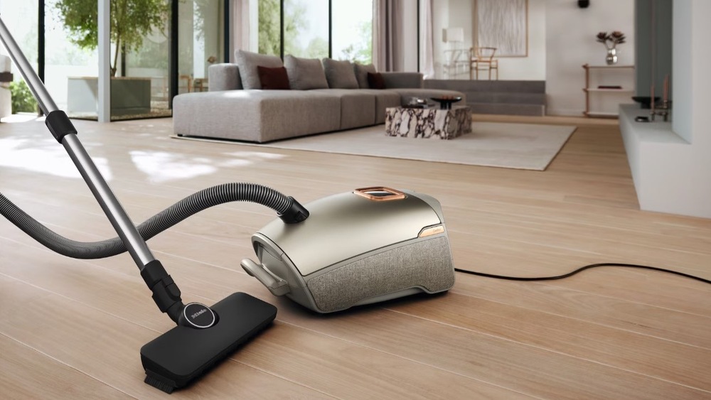 Podlahový vysavač Miele Guard L1 Comfort titanový