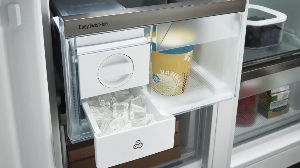 Výrobník ledu EasyTwist-Ice lednice Liebherr Msdd 9012 s vytaženým zásobníkem naplněným ledem