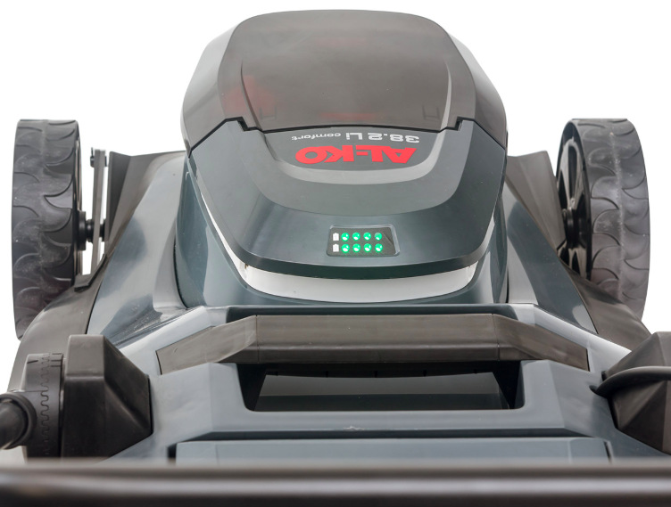 Detail horní části sekačky AL-KO Comfort 38.2 Li 18V s LED indikací baterie