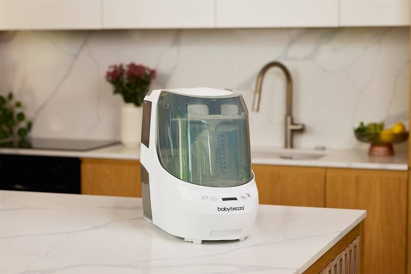 Sterilizátor Baby Brezza Bottle Washer White bílý Sterilizátor Baby Brezza Bottle Washer White je umístěný v kuchyni na pracovní desce.