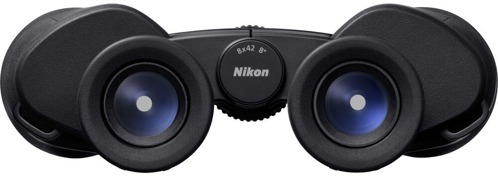 Detail okulárů dalekohledu Nikon Action EX s údajem a zorným polem 6,8°.