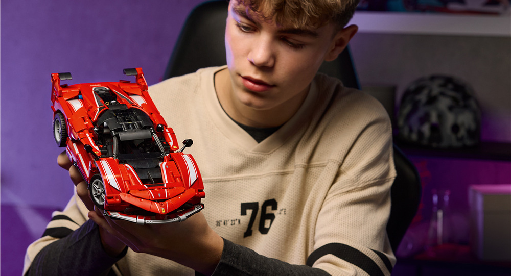 Stavebnice LEGO® Technic 42212 Ferrari FXX K Motýlí dveře a otevírací kapota zpřístupňují interiér i přední část modelu Ferrari FXX K.