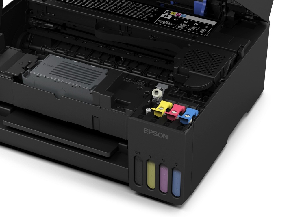 Detail otevřené tiskárny Epson EcoTank s odkrytým vnitřním tiskovým mechanismem. Vpravo jsou čtyři barevně označené plnicí otvory inkoustových nádržek a průhledná okénka pro kontrolu jejich hladiny