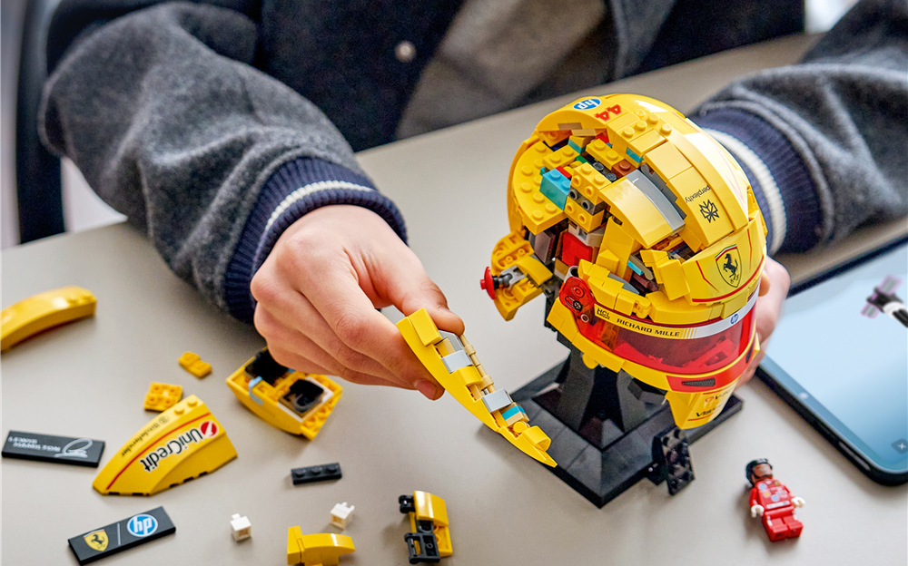 Stavebnice LEGO® Editions 43022 Helma Lewis Hamilton ze Scuderia Ferrari HP Minifigurka Lewise Hamiltona a cedulka s jeho číslem a podpisem dodávají modelu osobní závodní atmosféru.