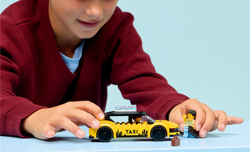Stavebnice LEGO® City 60487 Žlutý taxík Otevírací kufr, kapota s elektromotorem a odklápěcí střecha nabízejí další možnosti pro hraní.
