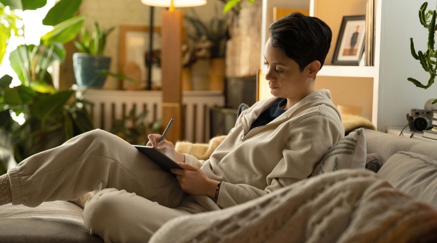 Amazon Kindle Scribe 2022 16 GB + standardní pero (B09BS5XWNS), šedá