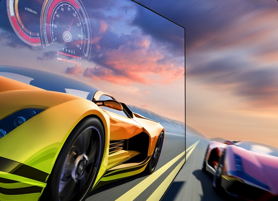 Sportovní auto na obrazovce televize, ostrý obraz, vedle obrazovky rozmazané přojíždějící sportovní auto - funkce Motion Xcelerator televize Samsung