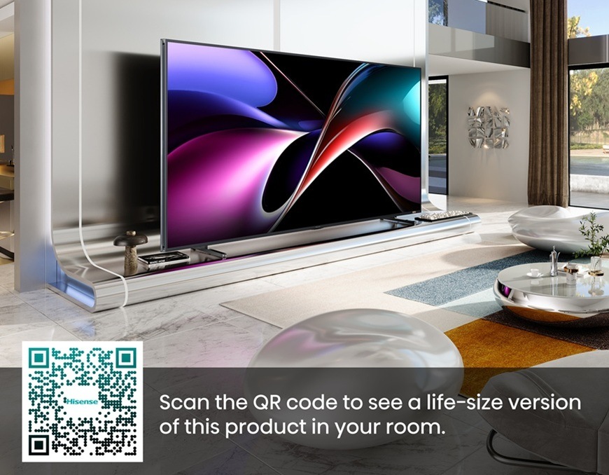 Televize Hisense 116UXQ Televize Hisense umístěná v obývacím pokoji. Ve spodní části obrázku je QR kód, umožňující detailní prohlédnutí TV