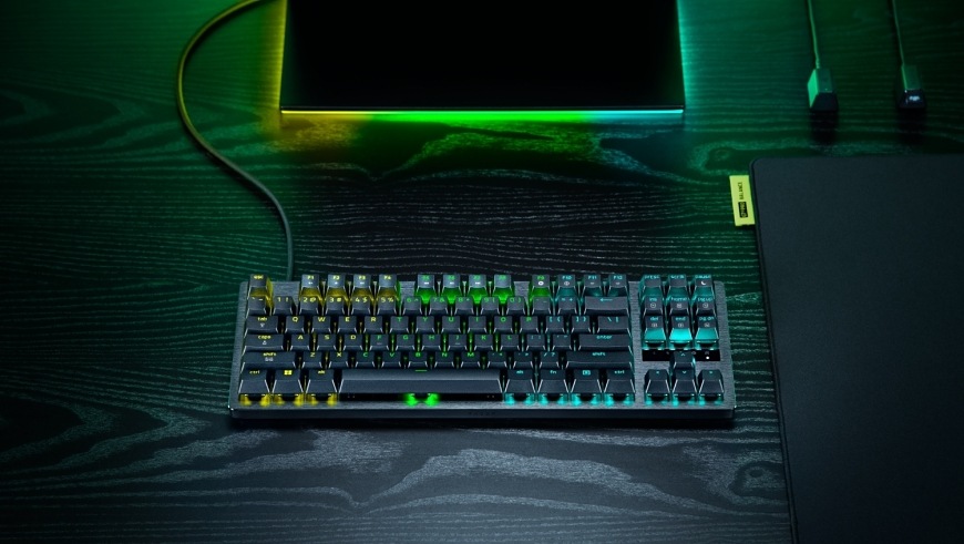 Klávesnice Razer Huntsman V3 Tenkeyless 8KHz, US Layout černá Horní pohled na klávesnici s RGB podsvícením připojenou k hernímu počítači