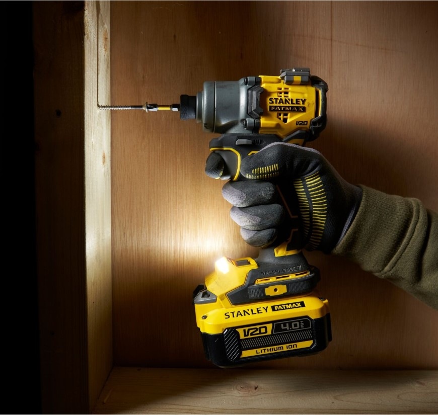 Utahovák rázový Stanley FatMax SFMCF830B-XJ (bez baterie) Praktické přisvícení zabudované do rukojeti utahováku Stanley FatMax SFMCF830B-XJ