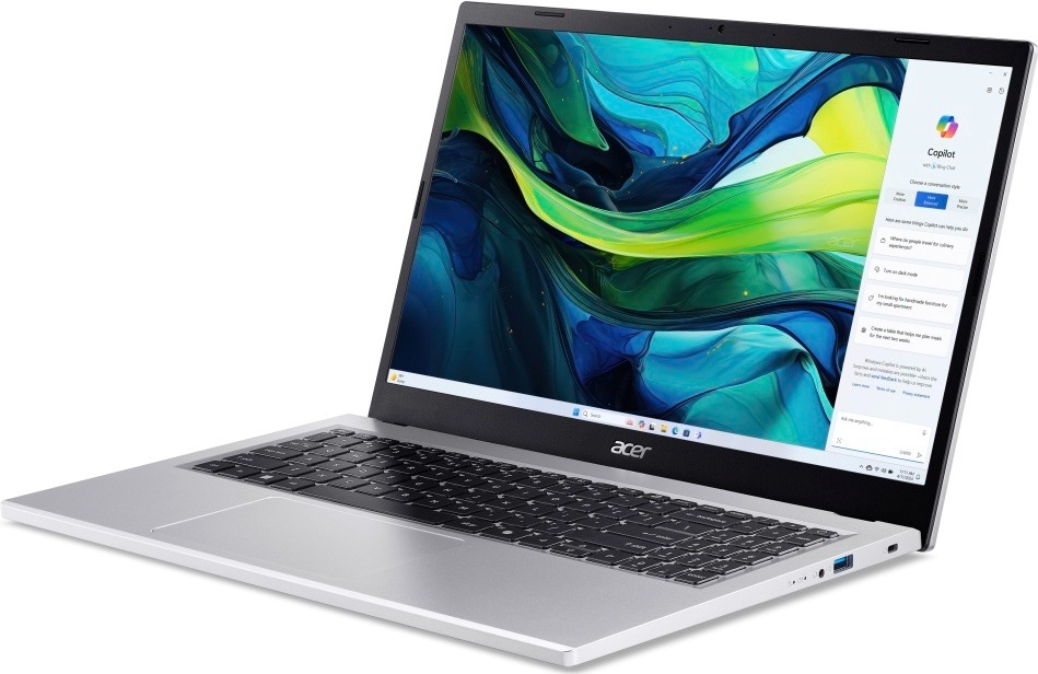 Pohled šikmo zprava na přední stranu otevřeného notebooku Aspire Go 15