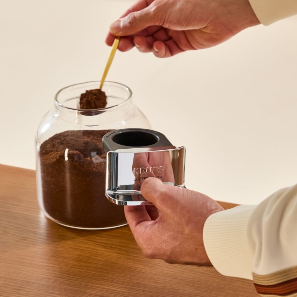Dávkování mleté kávy do zásobníku kávovaru Krups SA401LE0 Coffee Crush