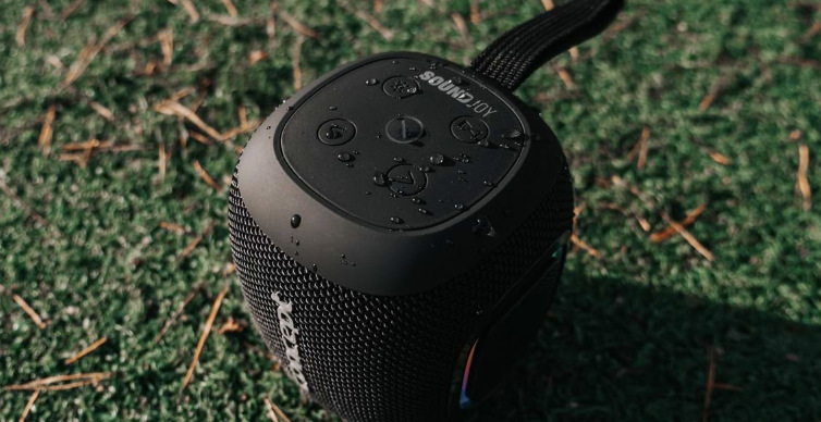 Detail ovládacích tlačítek reproduktoru Concept SoundJoy BR5010 s kapkami vody