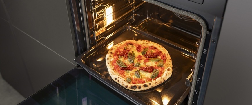 Trouba Hisense BI614P8B černá Vestavná trouba Hisense BI614P8B s automatickým programem Pizza zajišťuje ideální kombinaci teploty a ohřevu pro dokonale upečenou pizzu s křupavým okrajem a rovnoměrně propečeným těstem.