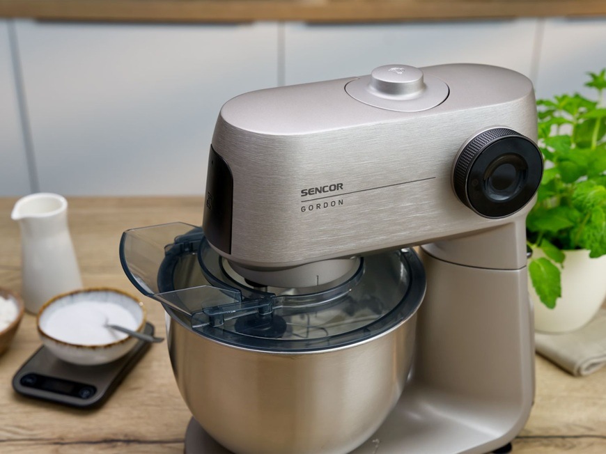 Nerezová mísa je opatřena průhledným krytem, aby připravované ingredience v kuchyňském robotu Sencor STM 7651WS GORDON nestříkaly po místnosti
