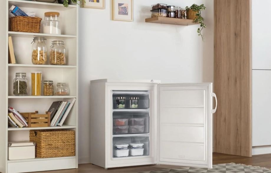 Mraznička Gorenje Primary F492PW bílá mraznička Gorenje F492PW ve světlé mistnosti, vedle ni ji policovy regal
