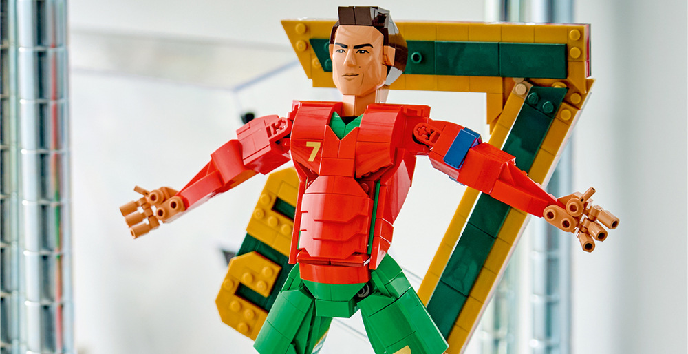 Stavebnice LEGO Editions nabízí dvě podoby Cristiana Ronalda, včetně oslavné pózy „Siuuu“ a kopu nůžkami