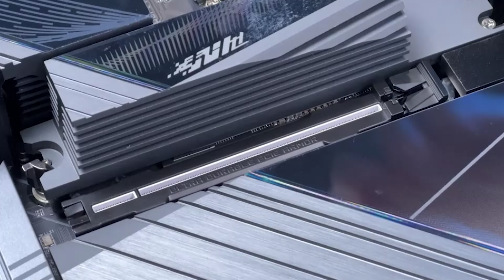 GIGABYTE X870 AORUS STEALTH ICE využívá čtyři sloty M.2