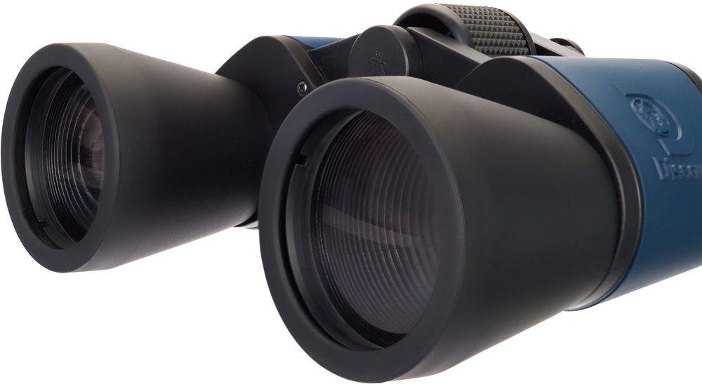 Dalekohled Discovery New Gator 10x50 černý/modrý Detailní pohled na optiku dalekohledu Discovery New Gator 10×50 s čočkami, které jsou potaženy antireflexivní úpravou. Díky tomu vynikají skvělou propustností světla i za zhoršených světelných podmínek.