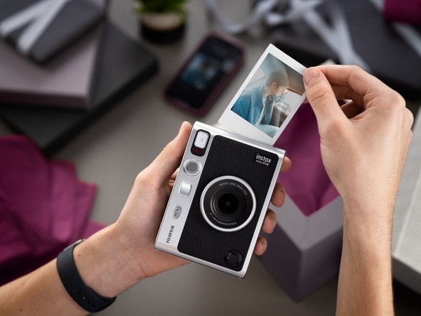 Instantní fotoaparát Fujifilm Instax Mini EVO černý