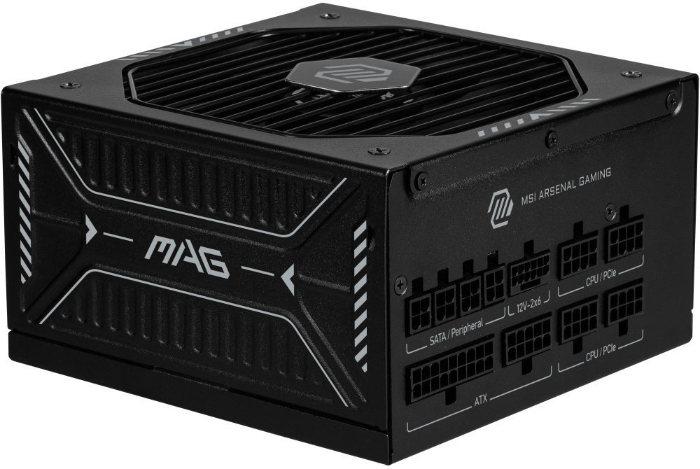 Zdroj MSI MSI MAG A1000GLS 1000W PCIE5 černý Na obrázku je černý modulární napájecí zdroj MSI MAG focený šikmo zepředu a mírně shora. Na levé bočnici je výrazné bílé logo MAG s technickým vzorem, nahoře je ventilátor krytý mřížkou s logem MSI uprostřed. Na pravé straně je panel s konektory pro odpojitelné kabely, popsaný pro ATX, CPU/PCIe, 12V-2x6 a SATA/Peripheral.