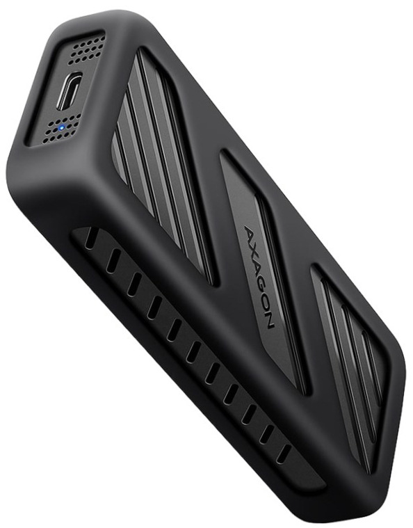 Na obrázku je černý externí box AXAGON pro M.2 NVMe SSD zachycený šikmo zepředu. Má podlouhlý, zaoblený tvar s odolně působícím tělem a po stranách výrazné ventilační průduchy. Na horní straně jsou dekorativní prolisy a logo AXAGON, na čele pak USB-C konektor a malé modré kontrolky.