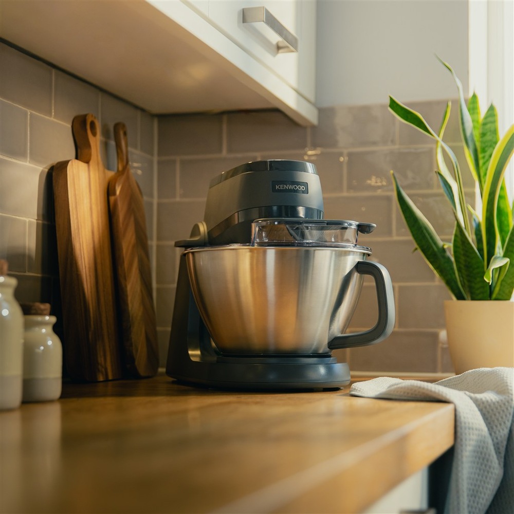 Kuchyňský robot Kenwood KHC30.045GY Multi Tasker postavený na kuchyňské lince