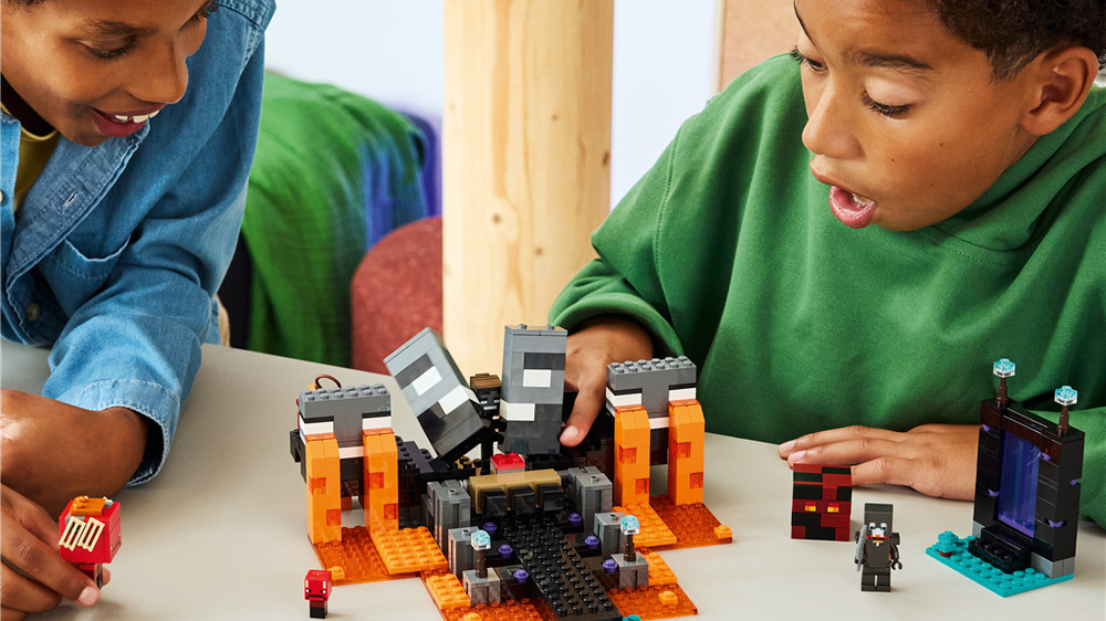 Stavebnice LEGO® Minecraft® 21590 Souboj s Witherem Stavebnice z 494 dílků potěší děti od 8 let a nabídne jim spoustu možností pro opakované hraní.