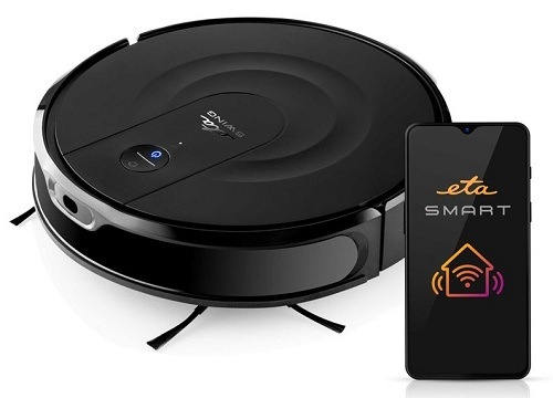 Černý robotický vysavač ETA Swing s mobilním telefonu ukazující aplikaci ETA SMART