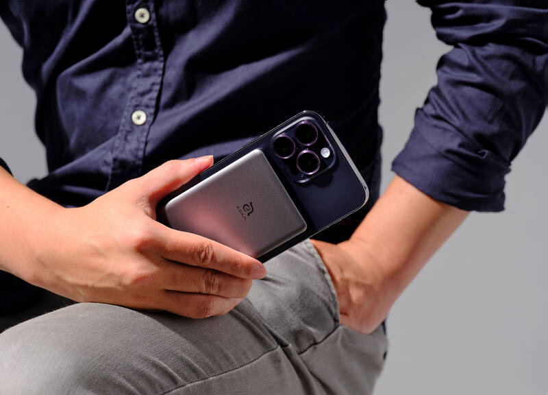 Powerbanka ADAM Elements GRAVITY C5 5000 mAh šedá Powerbanka ADAM Elements GRAVITY C5 5000 mAh šedá