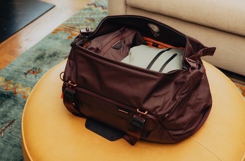 Taška cestovní Peak Design Travel Duffel 35L vínová Taška cestovní Peak Design Travel Duffel 35L vínová