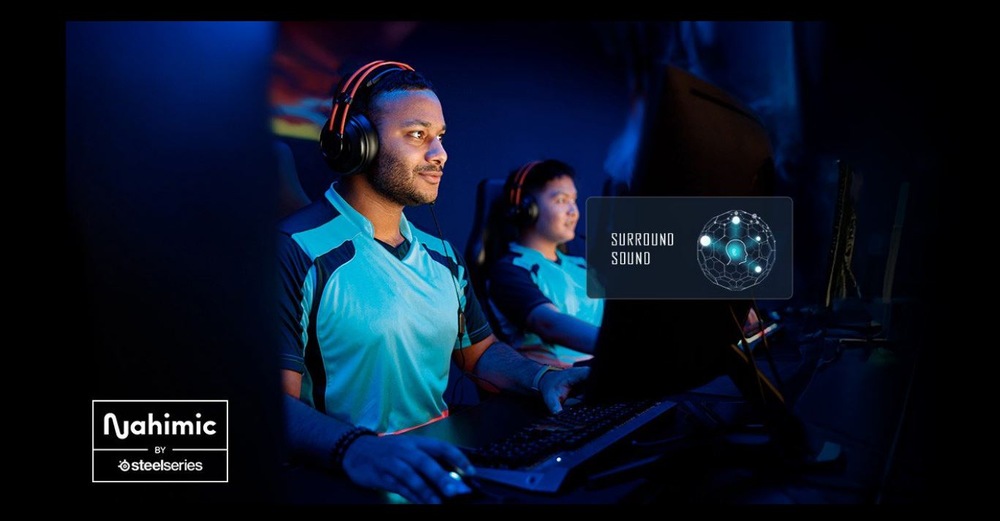 Dva hráči s headsety se soustředí na své obrazovky zalité modrou září. Zobrazuje se grafika „Surround Sound“. Logo: Nahimic od Steelseries.