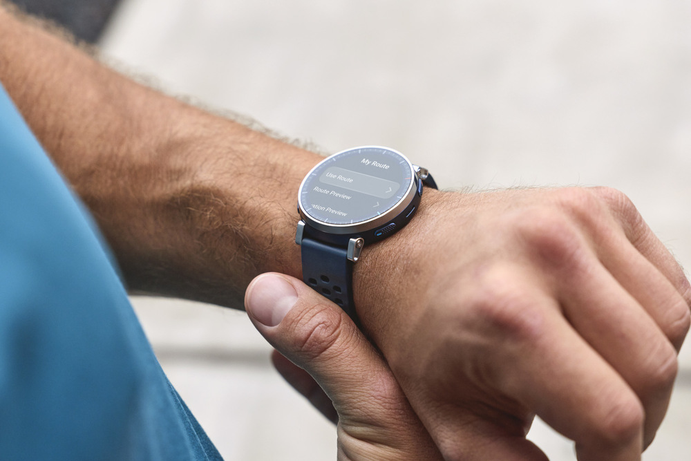 Chytré hodinky Amazfit Active 3 Premium modré Chytré hodinky Amazfit Active 3 Premium na mužském zápěstí