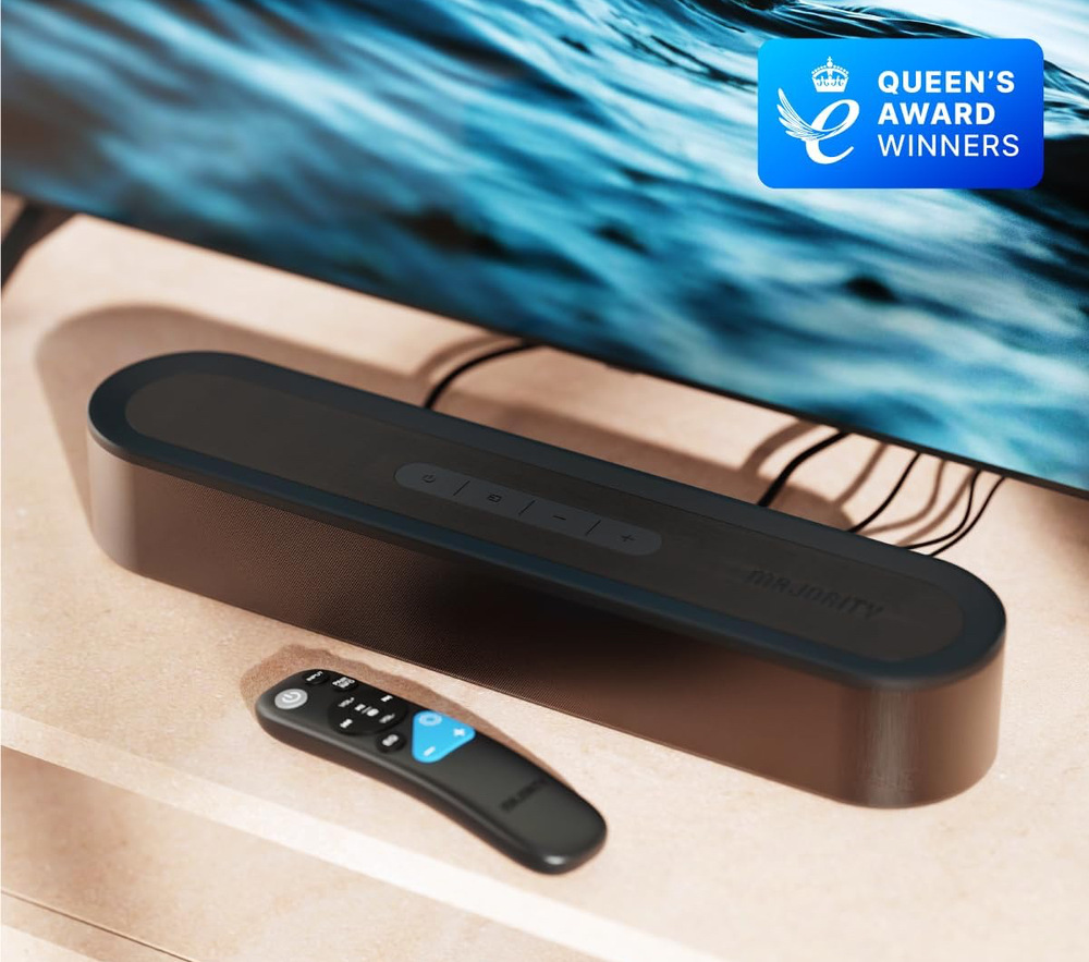Soundbar Majority Bowfell Halo s dálkovým ovladačem umístěný pod televizorem.