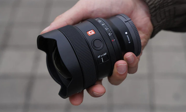 Objektiv Sony FE 14mm F1.8 GM černý Snímek objektivu SEL14F18GM drženého v pravé ruce